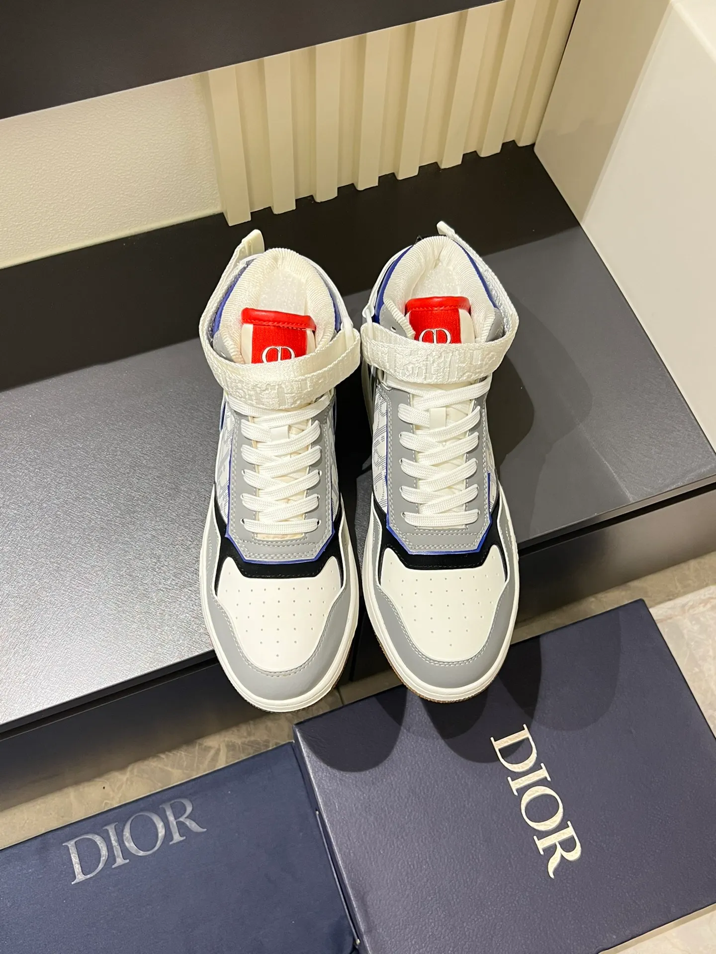 Men's shoes 💰p460 "Dio*" mid-top B27 casual sneakers. This B27 high-top sneaker is a new product in the series and continues Di*r's classic style. Crafted from gray and white smooth calf leather with beige and black Oblique print panels on the sides. The "CD Icon" shaped shoelace eyelets are clever and delicate, and the two-color rubber sole, rear collar and heel are all equipped with the brand's iconic details to enhance the style. Oblique printed straps at the ankle allow for an adjustable fit to complement the overall design. Fashionable and versatile, it can complement any look. Create an exquisite design with unique dynamic vitality and modern atmosphere, presented in low-top and high-top styles. This new must-have shoe adds a new dimension to Dior's archive heritage, embodying modern elegance. Purchase the original version and make it 1:1. If you need top quality, please come to me! Male 38-44!